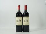 deux bouteilles de vin posées l'une à côté de l'autre sur une table