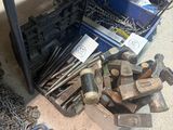 un grand nombre d'outils posés sur le sol