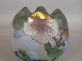 un vase orné d'une fleur, posé sur une table