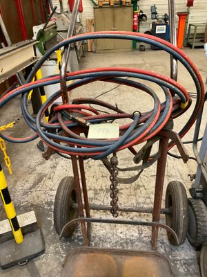 un chariot sur lequel sont posés plusieurs tuyaux, dans un garage