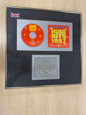 une photo encadrée représentant un CD et un CD exposé