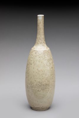 un vase blanc posé sur une table