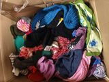 une boîte en carton remplie de vêtements de toutes les couleurs