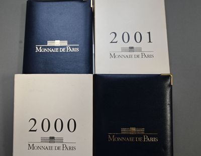 trois livres sont empilés sur une table
