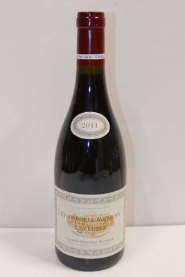 une bouteille de vin posée sur une table