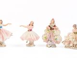 de nombreuses figurines de différentes tailles et couleurs disposées sur une surface blanche