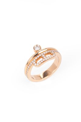 une bague en or rose sertie de diamants sur fond blanc