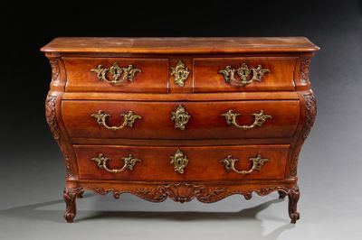 une commode ancienne avec des poignées en laiton et un plateau en bois