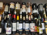 de nombreuses bouteilles de vin alignées sur une étagère