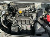 une photo d'un moteur de voiture avec le capot ouvert