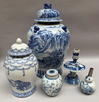 de nombreux vases et bocaux bleus et blancs sur la table