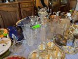 une table sur laquelle sont disposés de nombreux verres