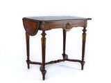 une image d'une petite table avec un plateau en marbre