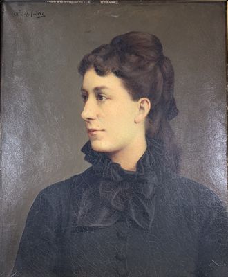portrait d'une femme en robe noire, avec un nœud autour du cou