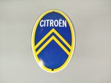 un panneau bleu et jaune sur lequel est inscrit « Citroën »
