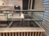 une vitrine en verre au milieu d'un magasin