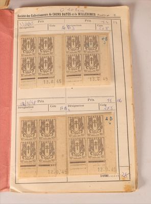 un vieux livre orné de timbres, posé sur une table