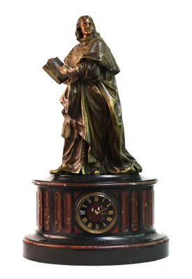 statue d'une femme tenant un livre et une horloge posés sur une table