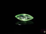 gros plan d'un diamant vert sur une surface noire