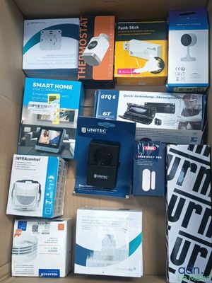 une boîte remplie d'appareils électroniques qui se trouvent à l'intérieur de la boîte