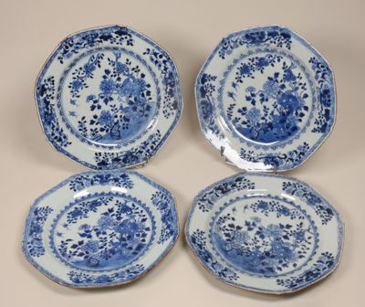 trois assiettes bleues et blanches ornées de motifs floraux