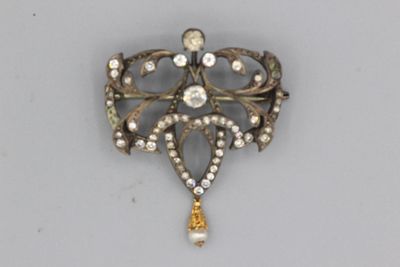 Broche en argent sertie de pierres et de strass.