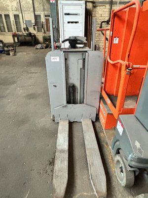 un chariot élévateur garé au milieu d'un entrepôt