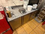 une cuisine équipée d'une cuisinière, d'un évier et d'un plan de travail
