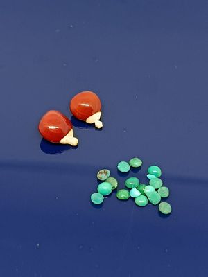 deux balles de ping-pong et une paire de balles de ping-pong posées sur une table