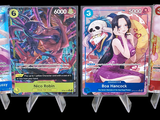 Quatre cartes représentant différents personnages d'anime sont affichées sur un fond noir.