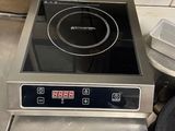 une cuisinière installée dans une cuisine