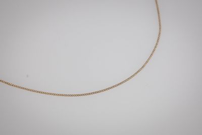 un collier en chaîne en or avec un fermoir en diamant sur fond blanc