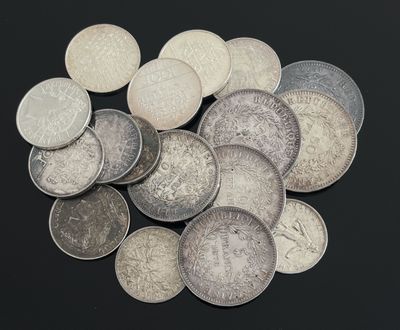 une pile de pièces d'argent posée sur une surface noire