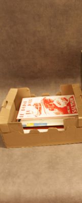 une boîte de pizza et une canette de soda posées sur une table