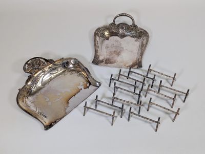 deux plateaux en argent et une bourse en argent posés sur une table blanche