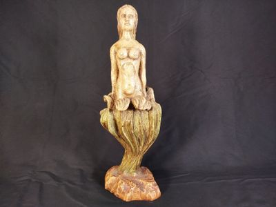 statue d'une femme assise sur un pot de fleurs