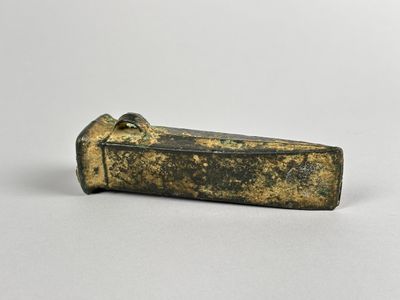 un ancien étui à cigarettes en laiton muni d'une poignée, sur fond blanc