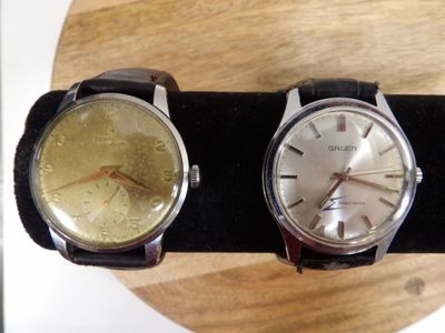 deux montres posées sur une table en bois
