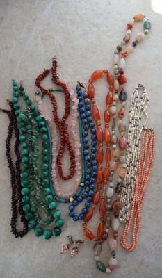 de nombreuses perles de différentes couleurs sur un collier porté par un mannequin