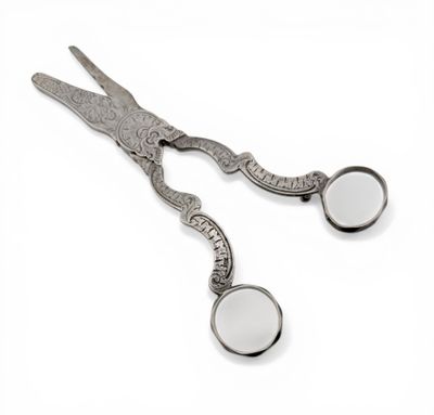 Paire de CISEAUX à moucher en argent guilloché de coquille e…