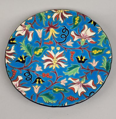 une assiette bleue ornée d'un motif floral