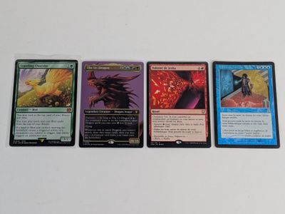 Plusieurs cartes sont alignées sur une table avec un fond blanc.