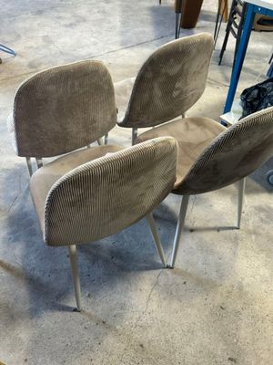 deux chaises assises l'une à côté de l'autre sur le sol