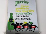 une affiche accrochée au mur d'un hippodrome