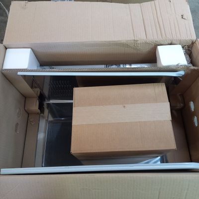 une boîte contenant d'autres boîtes, posée par terre