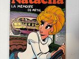 un gros plan sur un livre posé contre un mur, avec une voiture en arrière-plan