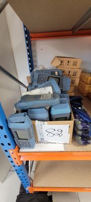 beaucoup d'outils posés sur une étagère dans une pièce