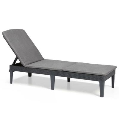 une chaise longue grise avec des coussins gris sur fond blanc