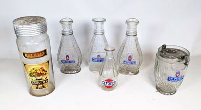 Des bouteilles et une canette de soda sont alignées sur une table