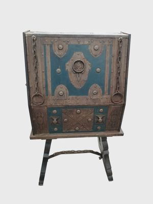 une armoire bleue et marron sur laquelle est posée une horloge